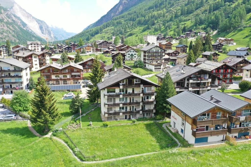 Alpine Retreat 4 Person Apartment Near Zermatt With Parking! Täsch Kültér fotó